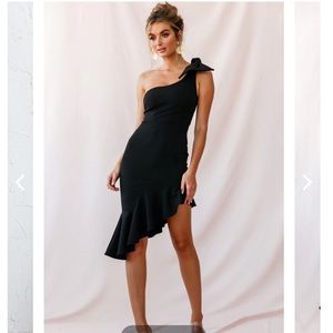 Selfie leslie- Tiffany One-Shoulder Bow Dress Black - XS NEW WITH TAGS